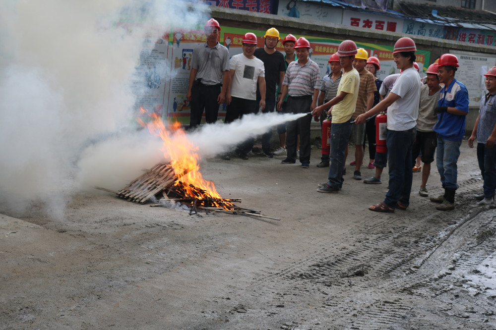 福建易順建筑工程有限公司“東升商城”工程2017年度《安全生產月》消防、救援應急演練