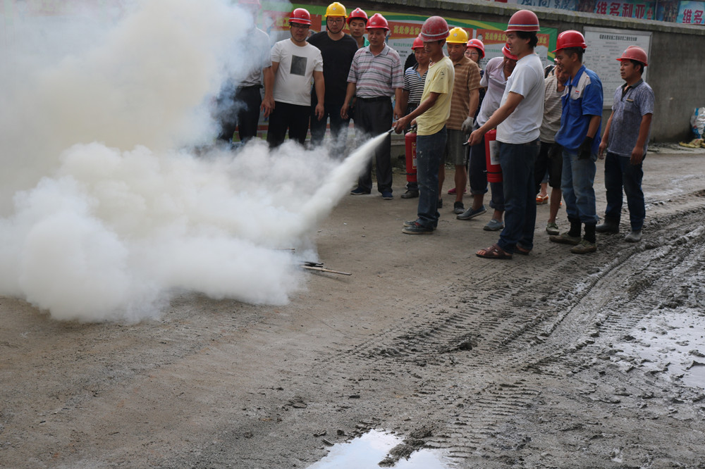 福建易順建筑工程有限公司“東升商城”工程2017年度《安全生產月》消防、救援應急演練