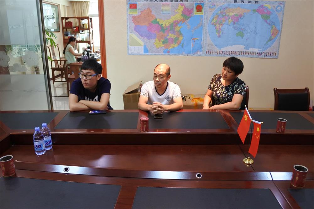 知識改變人的命運，公司職工子女考上大學 單位頒發(fā)助學金