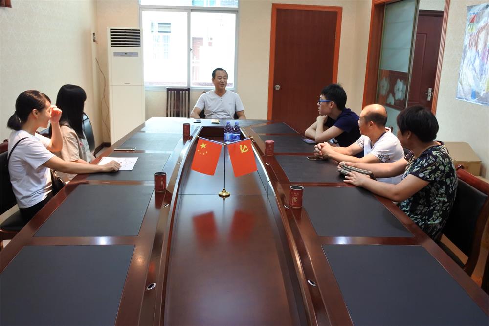 知識改變人的命運，公司職工子女考上大學 單位頒發(fā)助學金